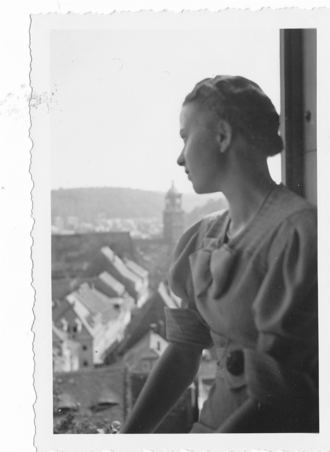 Photo: Hilde auf einem Balkom